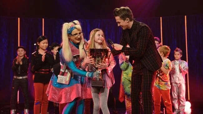 Victoria Rönnefall fick lyfta vinnarpokalen i "Supershowen".
