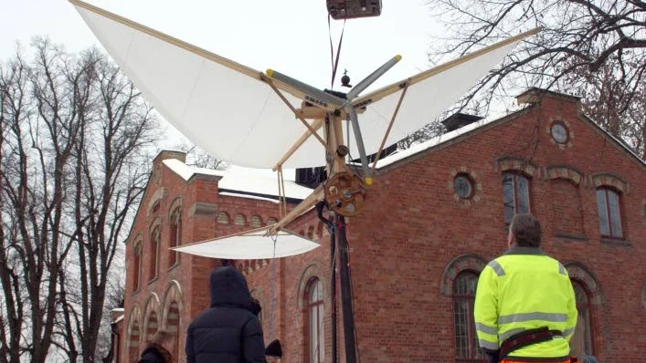 Skulptur. Fredrik monterade upp sin flygande skulptur förra året i januari inför utställningen Ung konst på Konsthallen (2016).