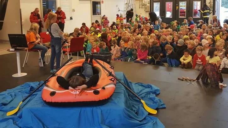 Över 1000 förskolebarn såg årets föreställning i brandstationen.