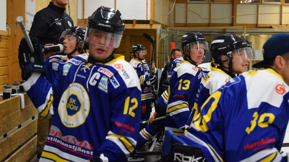Irons kapten Jesper Kvist satte en puck. Foto: Martin Carlsson