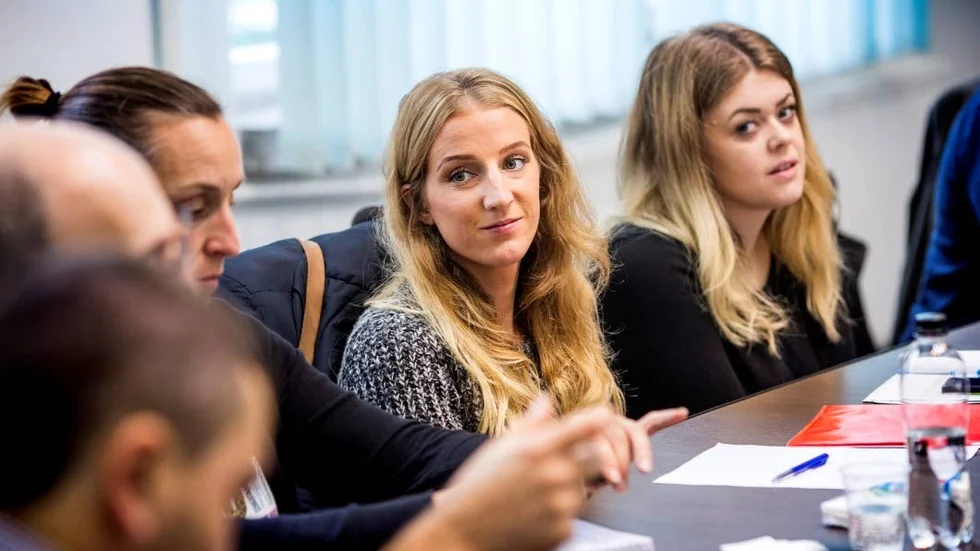 Julia Derbring (socialsekreterare i Uppsala) och Alexandra Westman(M-politiker i socialnämnden) på ett av många möten med rumänska myndigheter om vilken hjälp som fattiga i Rumänien har rätt till.