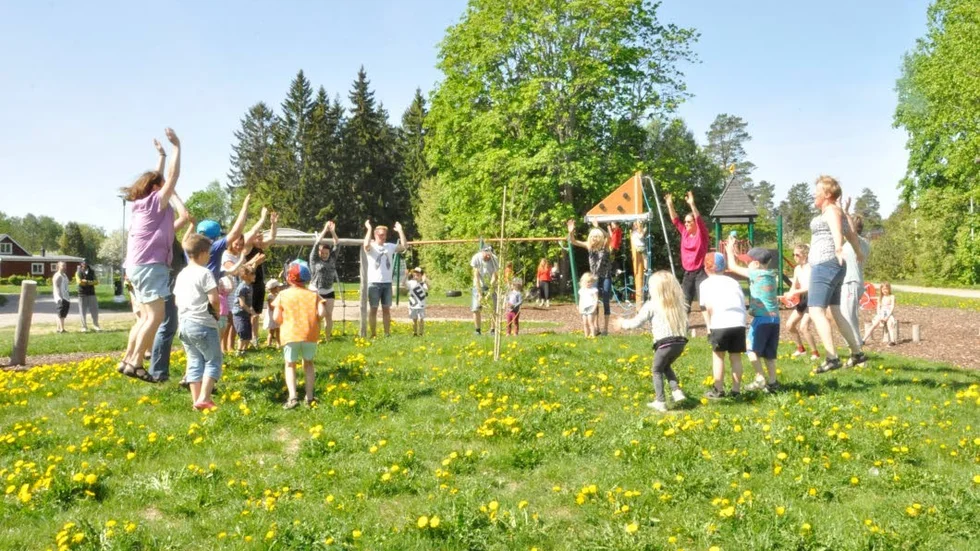 Raketen - klapp i händer, stamp med fötter och slutligen höga hopp - fick inviga den nya lekplatsen vid Kvarnparken i Örbyhus.