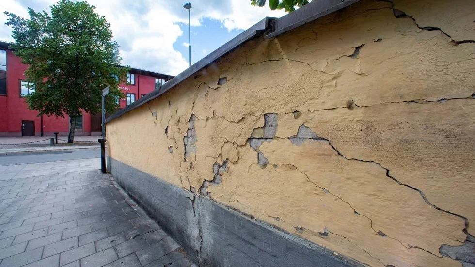 Längs Samaritergränd har den torra leran lämnat tydliga spår i form av sprickor.