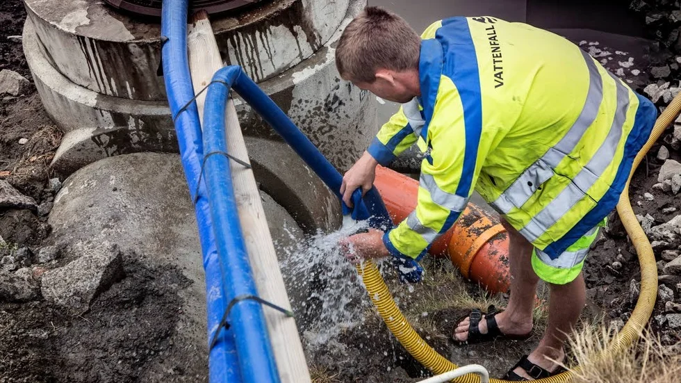 Johan Dans från Vattenfall hjälper Uppsala kommun med ström till pumparna för att tomma vatten från viadukten vid rondellen vid Tycho Hedéns väg.