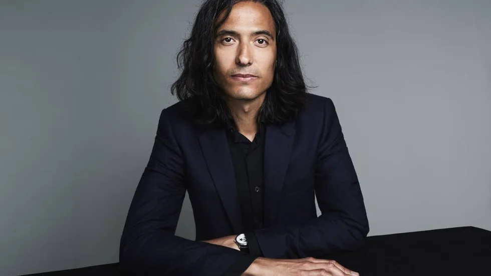 Jonas Hassen Khemiri har plockat hem Aniarapris och Augustpris, Sveriges Radios romanpris och Tidningen Vi:s litteraturpris. Nu blixtrar han till i ännu en roman.