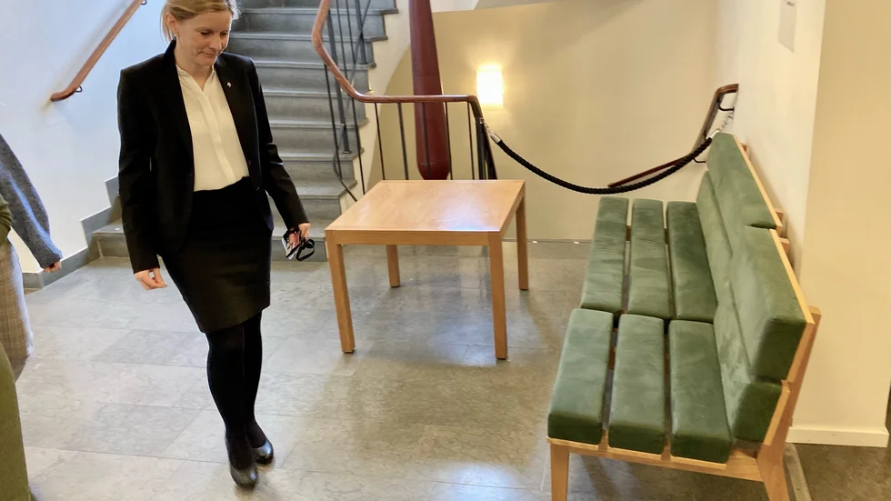 På väg mot första rättegångsdagen av 13 mot den åtalade nätpedofilen. Åklagare Petra Hedberg redogjorde för de omfattande misstankarna, däribland fyra fall av våldtäkt mot barn. ”Han har utnyttjat de här flickorna för sin egen sexuella vinnings skull”, påpekade hon när förhandlingen inleddes på onsdagsmorgonen.