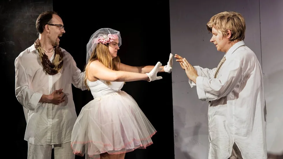 Matilda Amundsson och Ragnar Björk låter sina händer mötas. Till vänster ses Petter Falk.