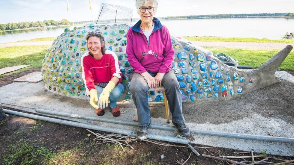 Camilla Holewa och Kristina Jansson har tillsammans med 520 elever på Östhammars skolor skapat en fisk med bilder på hus och städer.