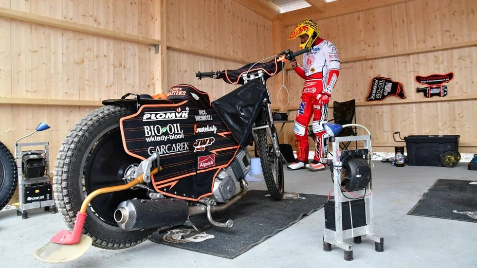 Sam Masters, ett av Rospiggarnas nyförvärv, i den nya depån på HZ Bygg Arena i Hallstavik, som alltmer börjar se ut som en GP-anläggning.