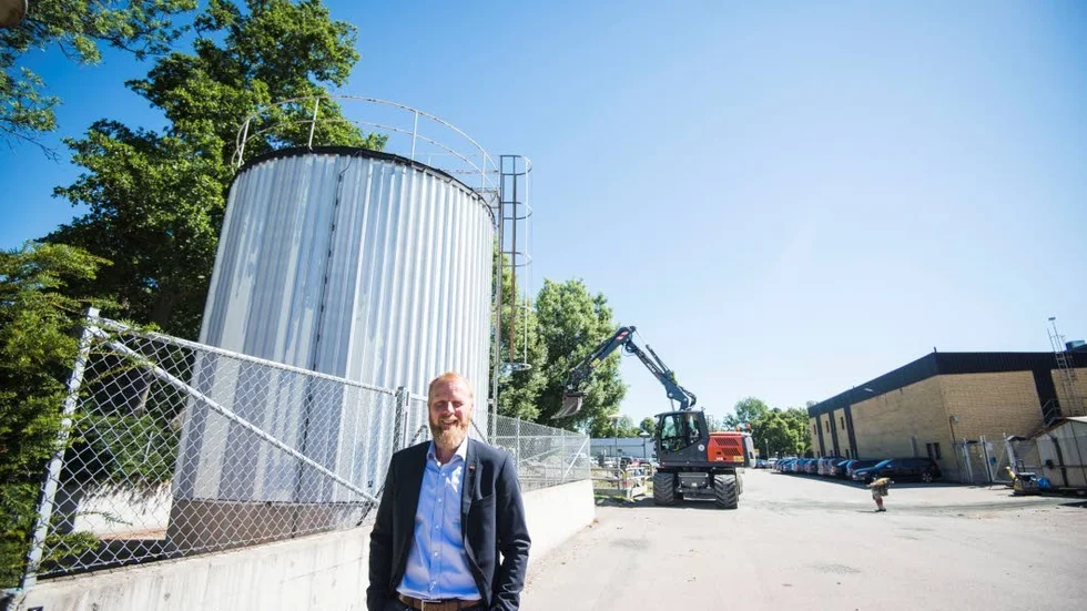 Just nu pågår arbetet med att dra in fjärrvärme i Sandvik Coromants anläggningar i Gimo. Som en följd av detta kommer inte längre oljecisternen i bakgrunden att behövas i framtiden. Joakim Fagerudd, platschef på Gimoverken, ser gärna ännu fler, miljövänliga, satsningar i framtiden.