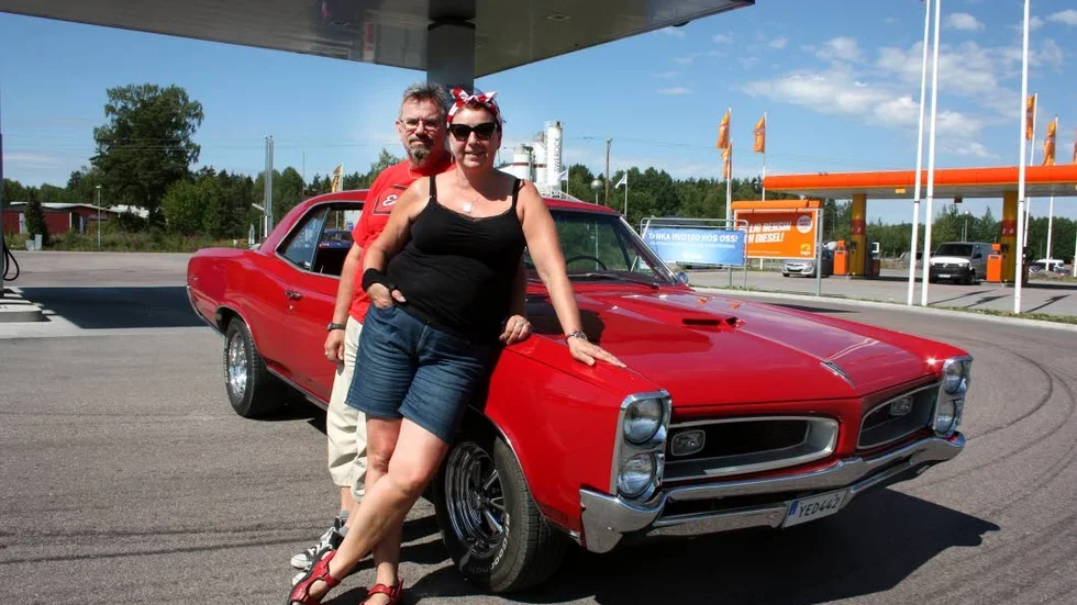 Pål och Pia Petterson med sin Pontiac GTO eller den heliga graal som Pål betecknar modellen.