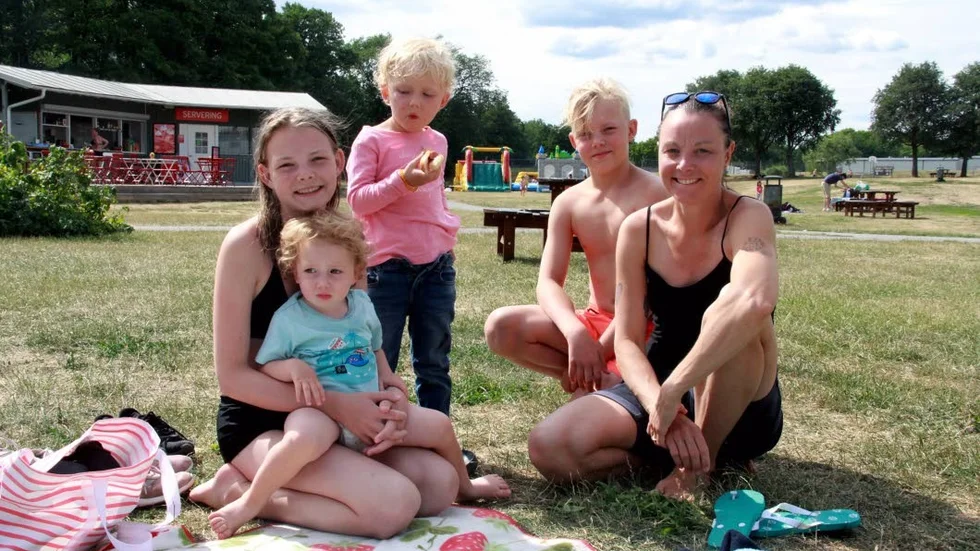 Therese Jurnell med barnen Ellen och Viktor samt brorssönerna Elliot och Spencer njuter av sol och bad på Fyrishov.