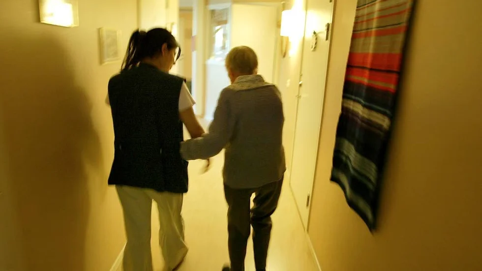 I Enköping ligger kostnaden för äldreomsorgen 60 miljoner högre än för jämförbara kommuner enligt den utredning som gjorts av ett konsultföretag.