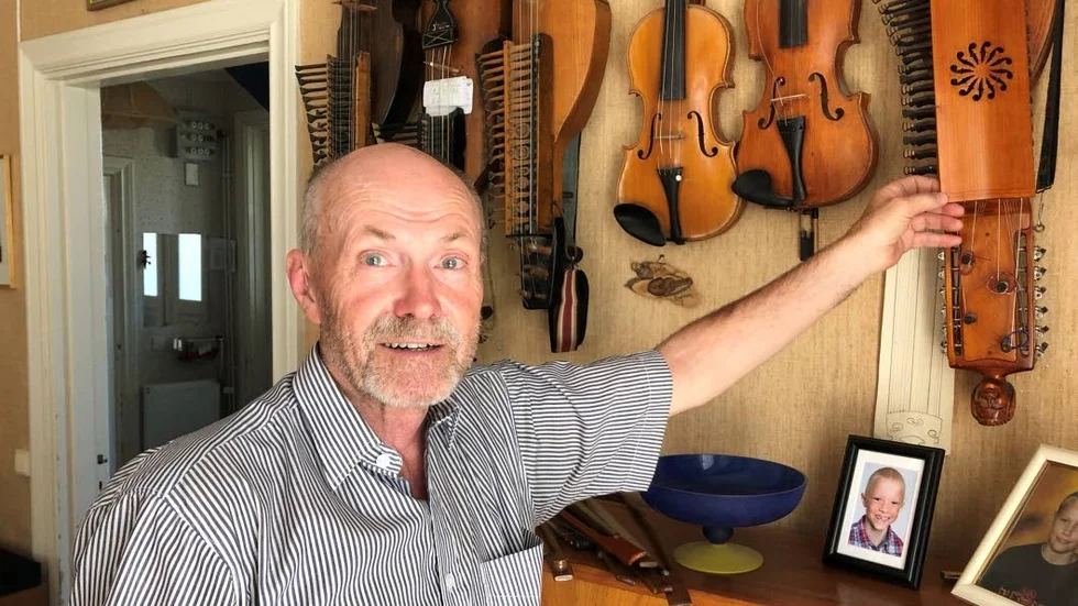 Självklart finns det många instrument hos en Riksspelman. Leif Alpsjö visar stolt en del av sina samlingar.
