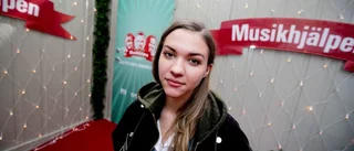 Tove Styrke auktionerar ut regnjacka