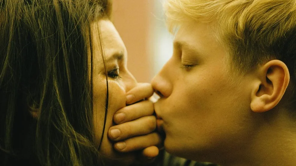 Steve och hans mamma Diane har ett allt annat än harmoniskt förhållande. I Xavier Dolans nya film kommer alla känslorna oftast på en och samma gång. Minst en gång om dagen och det är uppfriskande och härligt att se.