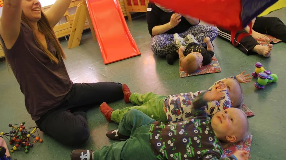 Mamma Elin Sjölander med tvillingarna Axel (th) och Erik, tycker att Familjecentralen fyller en viktig funktion för föräldrar och barn.