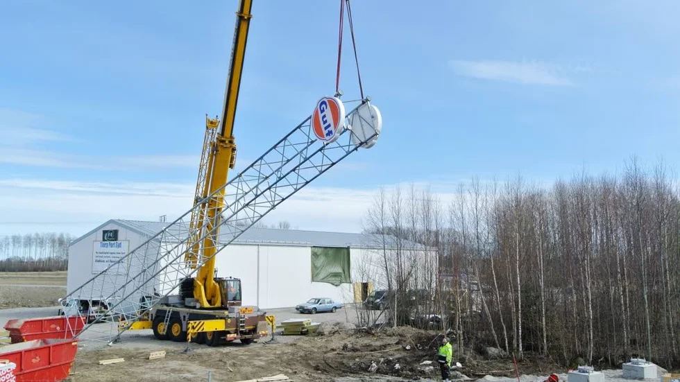 Kranlyft. Den cirka 4 ton tunga masten lyftes på plats med kranbil på tisdagen.