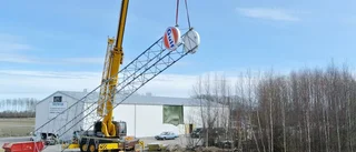 Lockande mast på plats