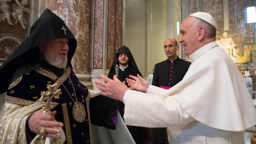 Mässa. Påve Franciskus (i vitt) firade i förra veckan en armenisk mässa i S:t Peterskyrkan tillsammans med den armeniska apostoliska kyrkans högste företrädare, Karekin II, (i svart till vänster). Foto: TT