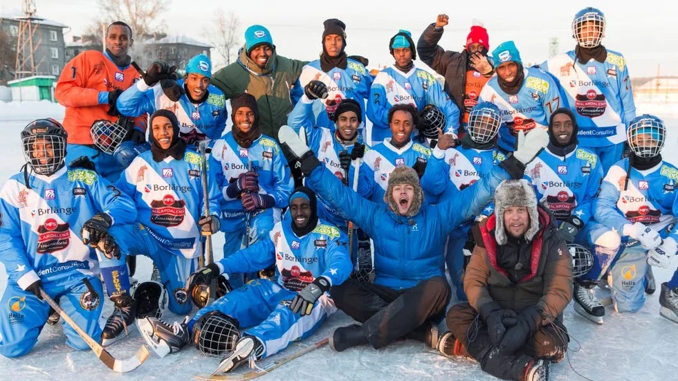 Det är en ynnest att få lära känna spelarna i det Borlängebaserade somaliska bandylandslaget. Filip Hammar och Fredrik Wikingsson följer deras utveckling från Bambi på hal is till VM-matcher i Irkutsk.