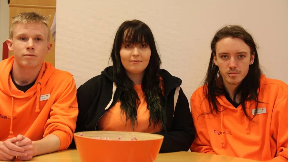 Man kan inte ta fel - dataexperterna Jim, Inez och Gunnar, som under våren lär ut datateknik, lyser i orange.