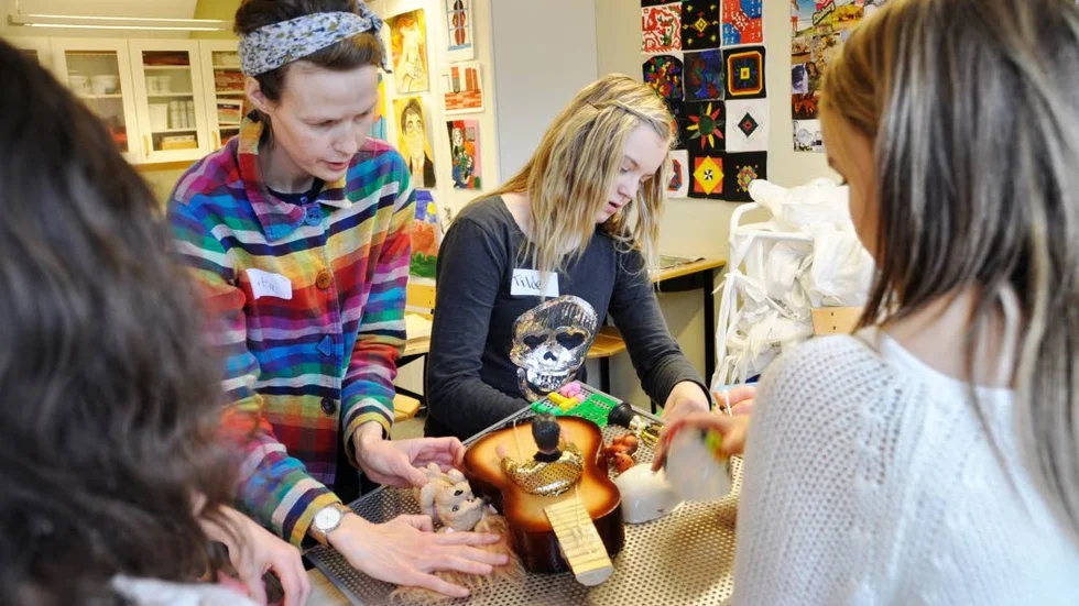 Eleverna i åk 6 på Vallonskolan i Gimo arbetade hela måndagen med konstverk tillverkade av gamla leksaker. Här får Tilde Boström hjälp av konstnären Beata Bäck.