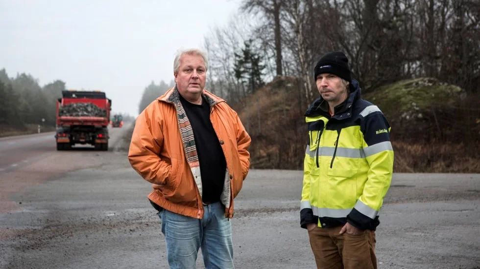 Kämpat. I flera år har Håkan Sundström, t v,  och Mattias Jacobson vid Dalby Maskin försökt få till bättre säkerhet vid korsningen.
