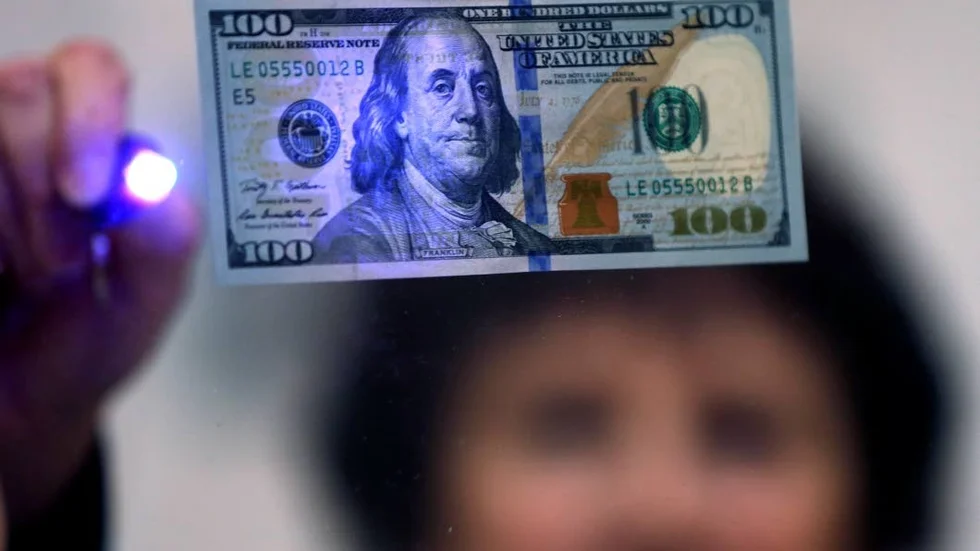 Franklin under lupp. Jon Forsling har läst en ny biografi om "mannen som byggde Amerika", Benjamin Franklin. Den här hundradollarsedeln är för övrigt gjord i den nya design som offentliggjordes för ett år sedan och bland annat ska försvåra förfalskning.