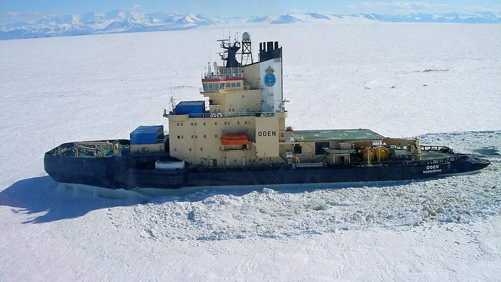 Grönland nästa.  I slutet av juli kliver Bruksgymnasiets lärare Christina Fröjd ombord på isbrytaren Oden för en månadslång expedition vid Petermannglaciären på nordvästra Grönland. Hon ska delta i ett forskningsprojekt där man tar vattenprover för att analysera förändringar av vattenströmmarna.