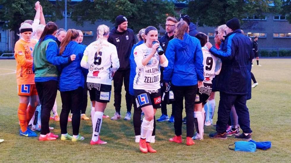 Caroline Lundberg tar sig lite vatten efter krysset mot Djurgården.