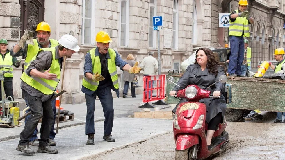 Spionjakt. Melissa McCarthy som spion i en av många skurkjakter i roliga agentparodin "Spy".