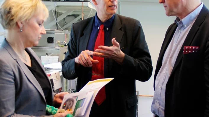 Utbildnings- och forskningsminister Helena Hellmark Knutsson med Ångströms samverkansansvarige Peter Lindblad och prorektor Anders Malmberg i alglaboratoriet.