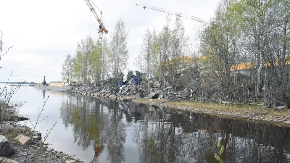 I kanalen som går in bakom södra hamn ligger det sopor hela vägen ned mot vattenbrynet.