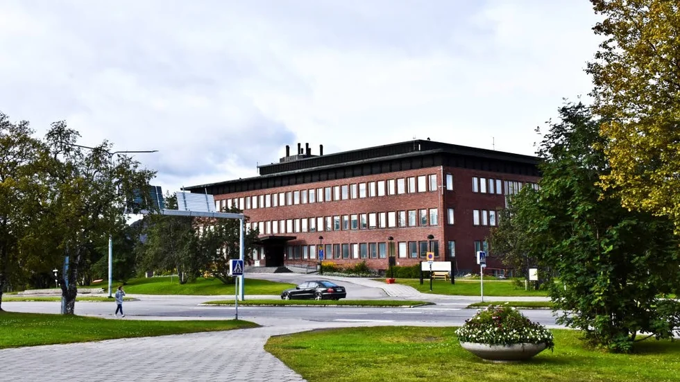 Först försvann klockan och nu försvinner del för del av hela huset för varje rivningsdag. Men på fredagen får alla hugade kirunabor möjlighet att ta med sig en bit av stadshuset. Då delas nämligen stadshusets stenar ut.