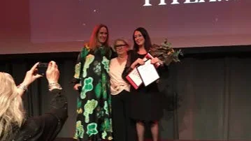Anna Renström, varuhuschef på Åhléns i Piteå, var minst sagt glad när hon tog emot priset för bästa Åhléns-varuhus i landet.