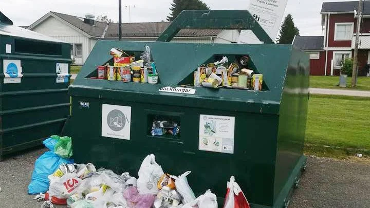 Överfull metallcontainer på återvinningscentralen i Tärendö, Pajala kommun.
