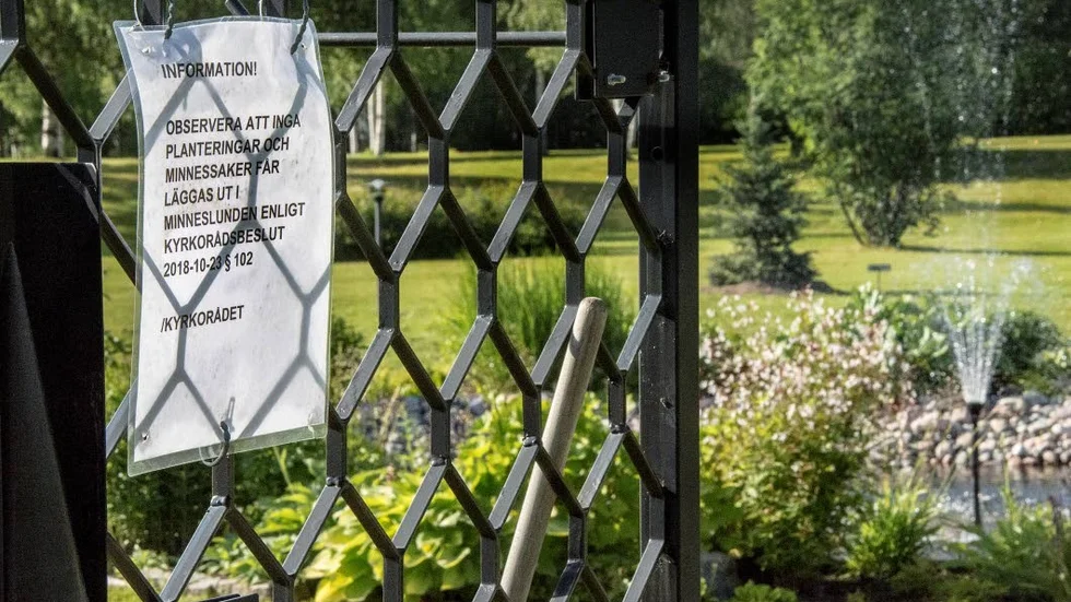 Nu får kyrkogårdsbesökare inte längre plantera egna blommor vid minneslunden i Gammelstads kyrkogård.