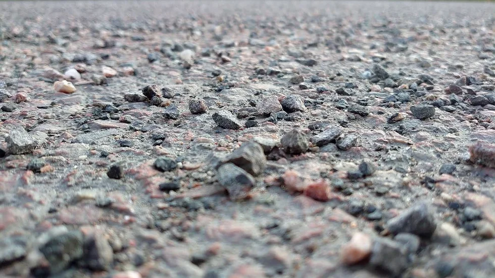 Det lösa gruset ska enligt Trafikverket leta sig ner i ytans håligheter och skapa en tätare beläggning