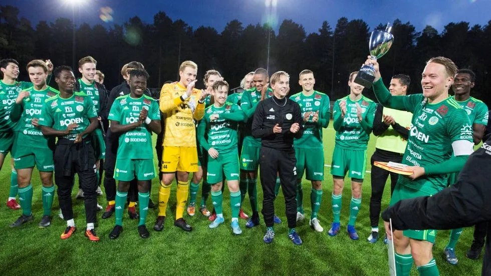 Bodens lagkapten Emil Johansson höjer bucklan.