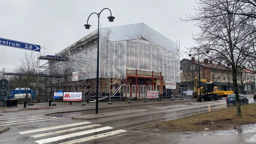 Renoveringen av Gamla folkets hus försenas lite efter att det varit större fuktskador än vad man trott.