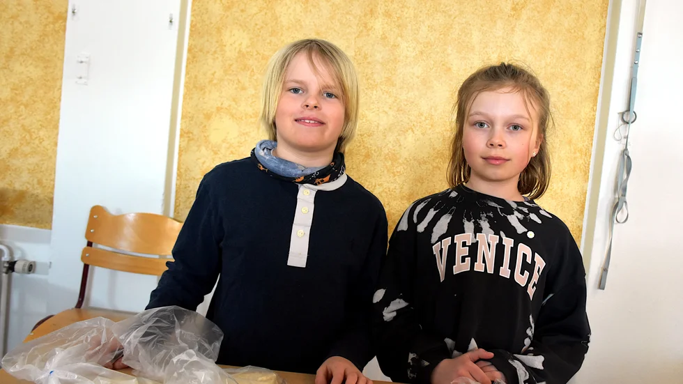 Casper Grimborg och Milea Oja Trulsson är två av eleverna i tredjeklasserna på Hedskolan i Gällivare som anordnar loppis för offren i Ukraina. Casper står och säljer bröd. Milea hälsar folk välkomna i entrén.
