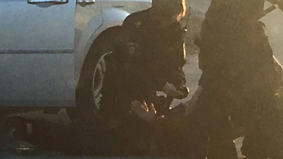 En man brottades ner mot marken och togs i förvar av polispatrullen.