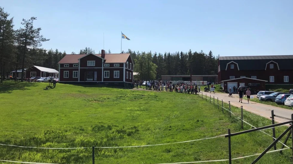 Succé när det var sommarpremiär på bondgården i Bälinge.