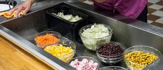 Serveringspersonalen: "Vi har mat åt alla"