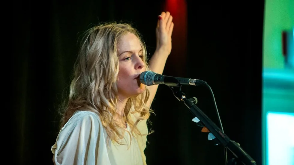 I Kulturoasen möts generationer möts på ett ganska unikt sätt för en kulturpublik, skriver Gunnar och Ulla Birgegård.Bilden från en konsert med Sofia Karlsson.