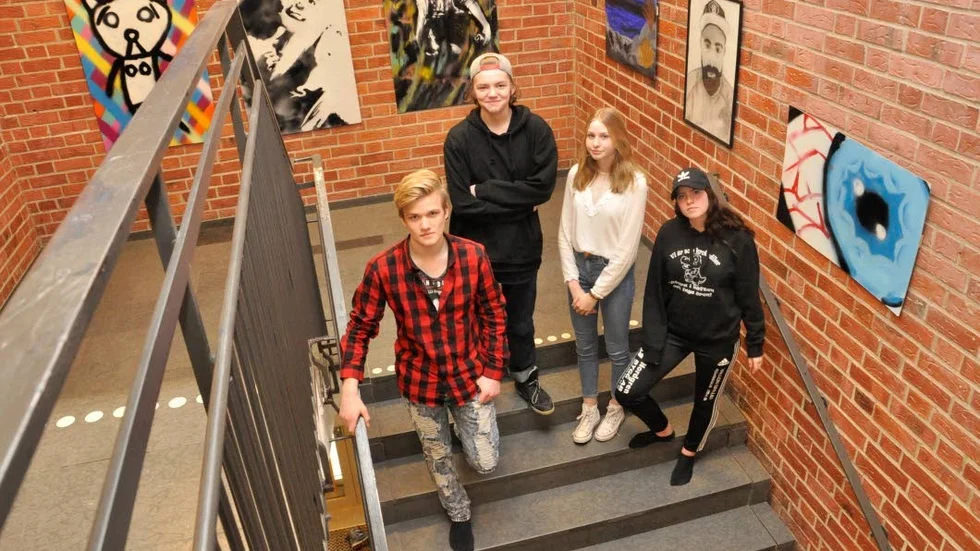 Teater. Edvin Lindström, Edwin Lindblad, Agnes Hallin och Amanda Nyberg går alla i årskurs nio på Österbyskolan. De ser med spänning fram emot Stadsteaterns föreställning "Långt härifrån".