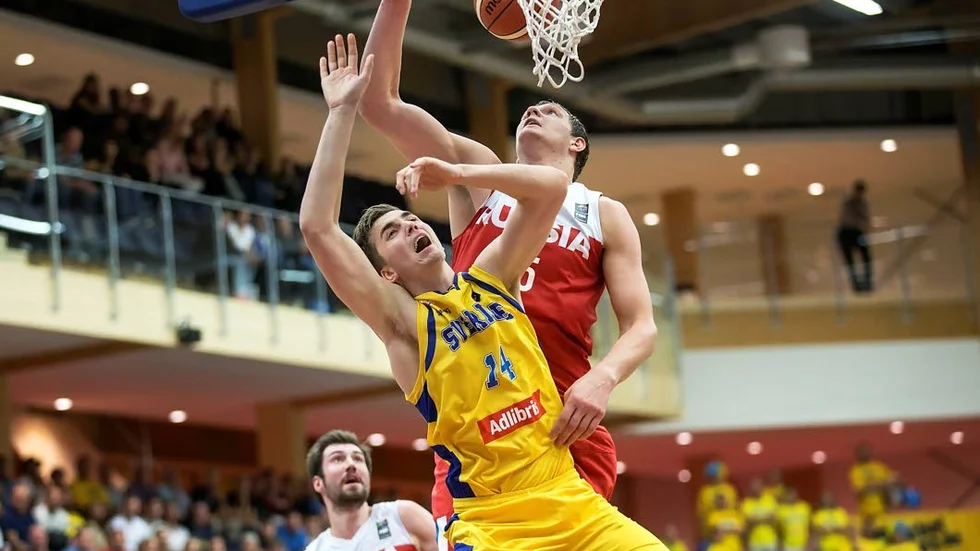 Landskamp i Ifu Arena mellan Ryssland och Sverige, här med Uppsalaspelaren Alexander Lindqvist.
