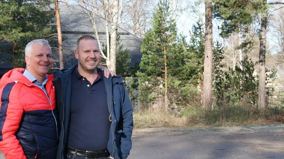 Entusiaster.Tomas Lyckåsen och Johan  Bäck, samt Pär Sarhus som saknas på bild för att han var på padelkurs i Tjeckien, vill bygga en padelhall här, intill tennishallen.