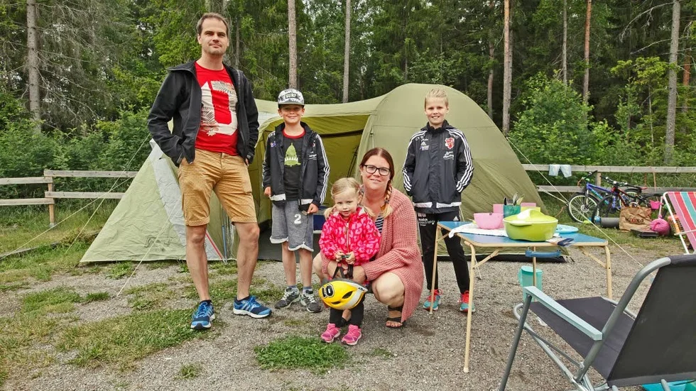 Provcampar. Familjen Gullberg från Sala testar på campinglivet på Bredsands camping utanför Enköping.